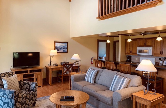 Butlers Ridge Cottage- Lakefront Property on Sparrow Lake