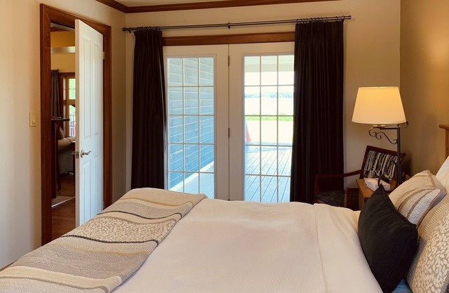 Butlers Ridge Cottage- Lakefront Property on Sparrow Lake