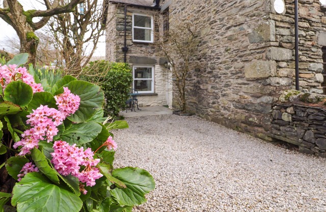 BUTTERCUP COTTAGE, pet friendly, with open fire in Troutbeck