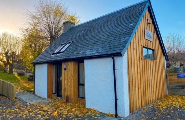 BUTTERFLY COTTAGE, romantic, with a garden in Grantown-On-Spey