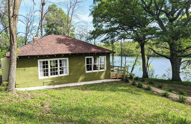 Butternut Cabin - Lake Front Views & Pet Friendly