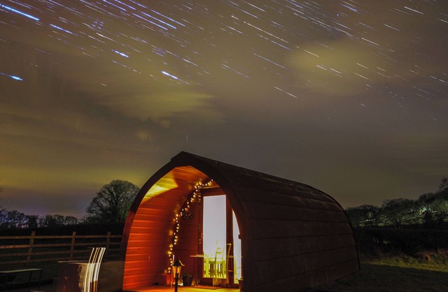 BWTHYN BACH BREFI, romantic, with hot tub in Llanddewi-Brefi