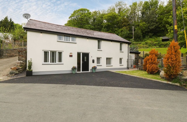 BWTHYN BACH GWYN, pet friendly, with hot tub in Penrhyndeudraeth