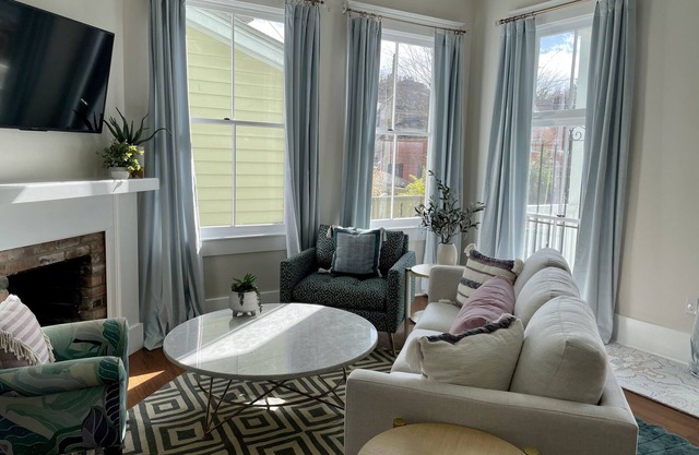 By Forsyth Park, W/ King Bed +New Bath & Kitchen!