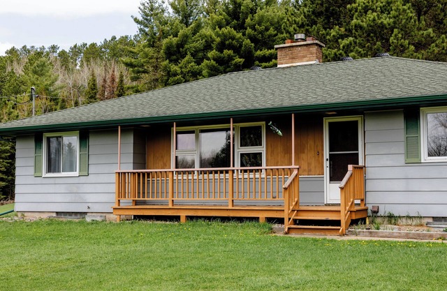 By Lake Vermilion 3 queen beds 2 twin beds 2 bathroom home