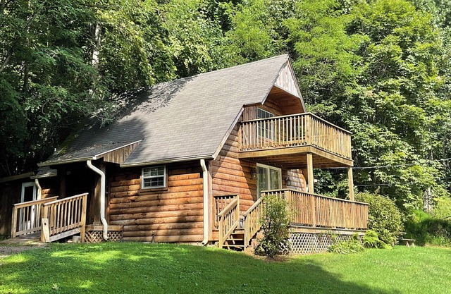 "By Still Waters" Serene cabin by pond in Hillsville