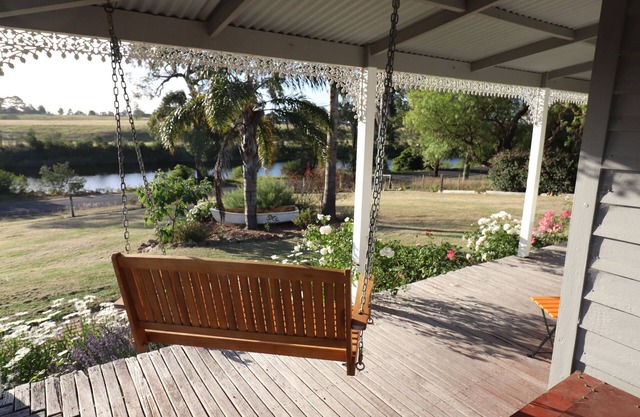 Bylands Cottage. Historic home with Tambo River views