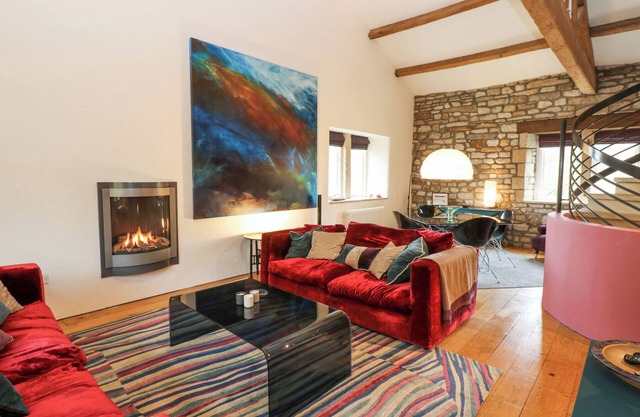 BYRE SUITE, romantic, with a garden in Litton