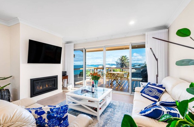 bythesea-Beachfront, large balcony, cosy fire plac
