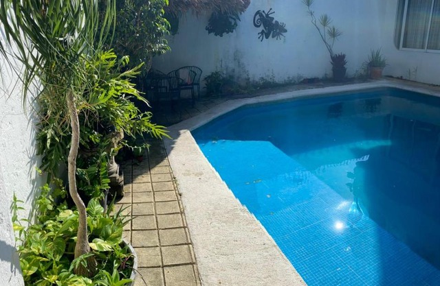 Cálido y luminoso Departamento cerca de la playa familiar con piscina y oficina con AC en HB´s, sala/comedor en área turística.