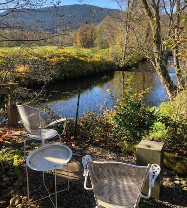 Côté Rive, au bord de la rivière La Moselotte et terrasse