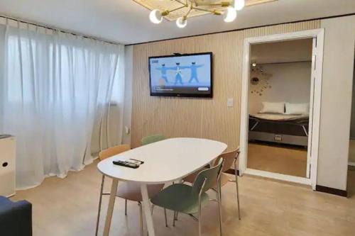C-3 White Linen House