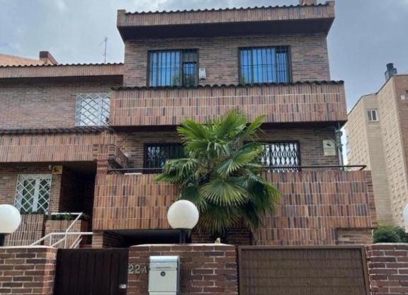 C8 Lujo barrio residencial Madrid