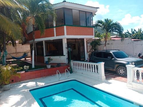 Cabaña con piscina cerca al mar