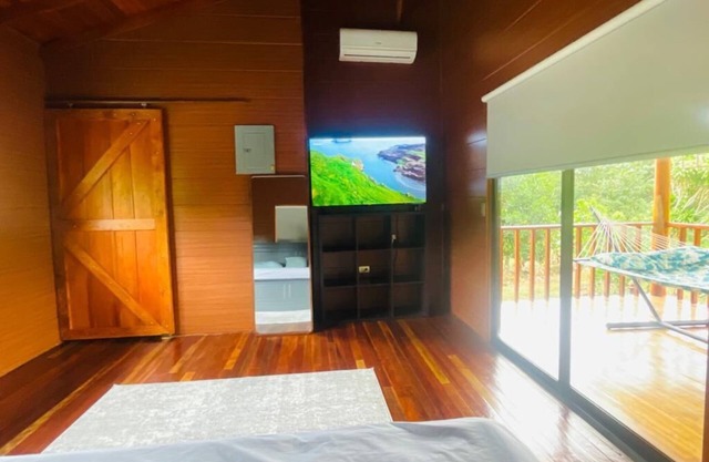 Cabaña rodeada de naturaleza, ideal para parejas, cerca de lugares turisticos