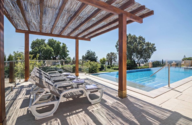 Casa con jardín y cabaña con piscina compartida, vista panorámica y Wi-Fi