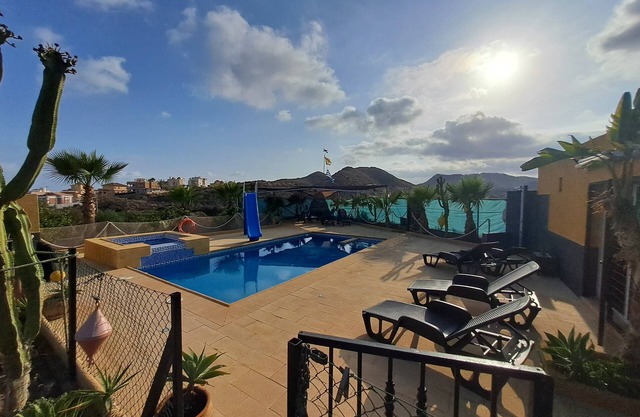 "Cabaña marinera" Villa con jacuzzi y piscina a 1 km de la playa, con billar...