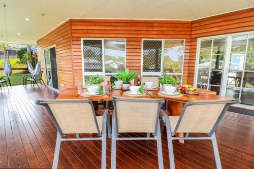 Cabbage Palm Lodge - air conditioned home in town area