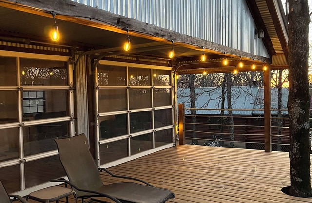 Cabin 1, AKA The Treehouse 1 bedroom and a loft. 2 bathrooms. Sleeps 5