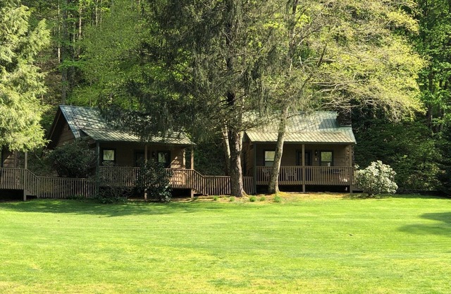 Cabin 1 bed,1 bath hillside with beautiful sunrises and sunsets overlooking lake