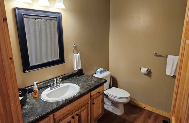 Cabin 10 2 bedroom in Isle with WiFi and stunning lake views on ground floor