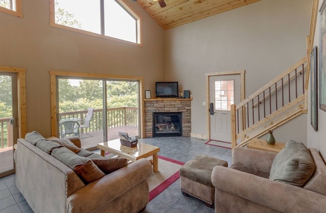 Cabin 104 - Open Loft/ Modern, Clean, Comfortable
