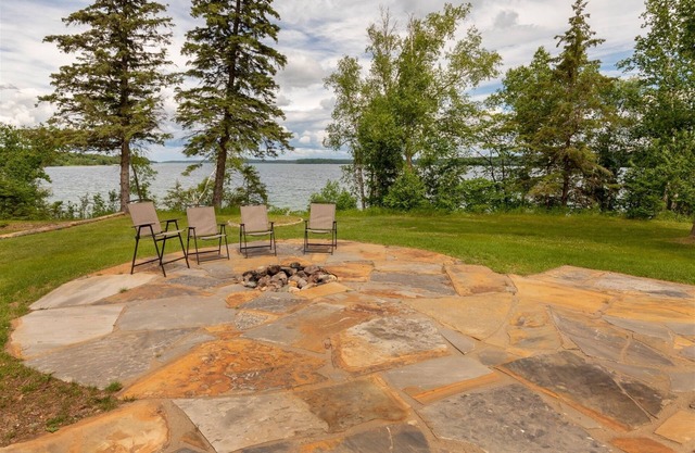 Cabin 110 - Pet Friendly/ Open Loft/ Modern, Clean, Comfortable