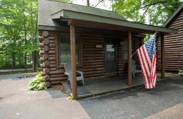 Cabin 2301 - Cute Log Cabin inside Private Resort