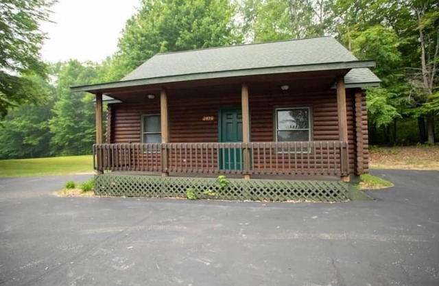 Cabin 2498 - Spacious Log Cabin inside Private Resort