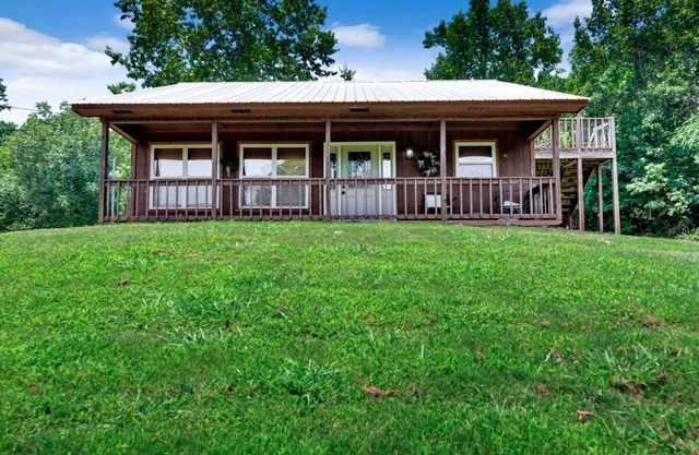 Cabin #3 - Fisherman's Landing / 4 Bedroom Fishing Cabin w/ Covered Boat Shelter