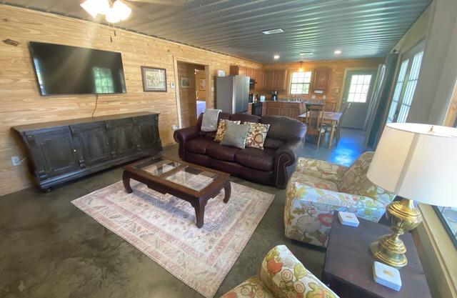 Cabin #4-Newly Renovated Cabin- Sardis Lake