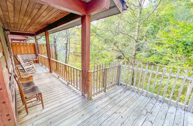Cabin #5 - Riverfront w/ Hot-Tub & Gas Fireplace!