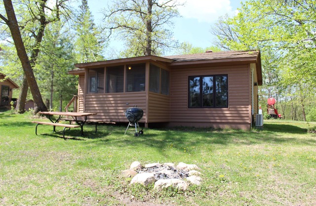 Cabin #6 Cozy Lakefront Cabin