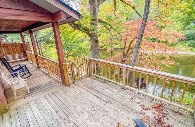 Cabin #6 - Riverfront w/ Gas Fireplace & more!