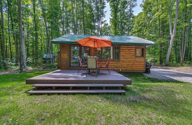 Cabin 600' to Manistee Lake Private Shared Access