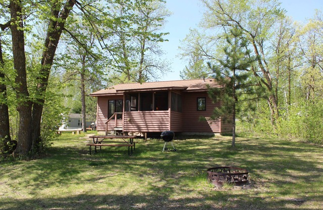Cabin #8 Cozy Lakefront Cabin