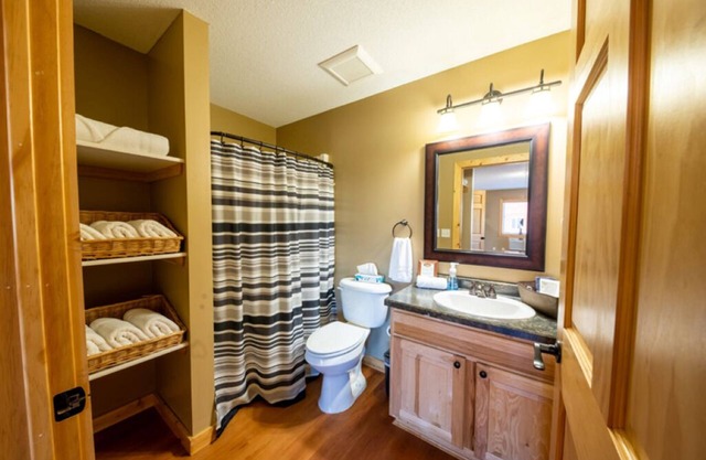Cabin 9: Lakeside Lodge with Stunning Sunsets & Beach Access