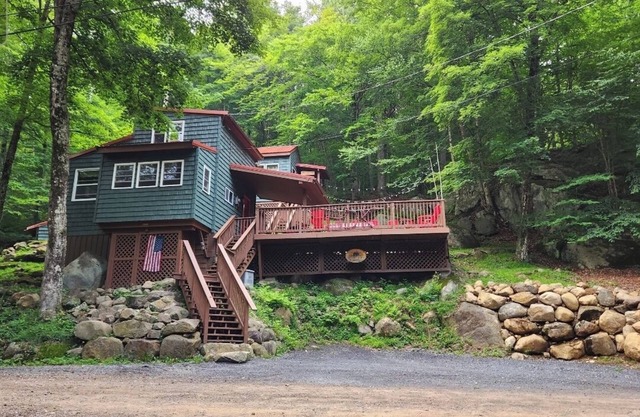 Cabin and Bunkhouse over looking 1st Lake on a quite road.