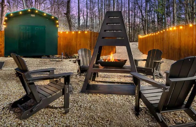 Modern Rustic Apt Across From Natl Park! King Bed and Ms Pac-Man Arcade Game
