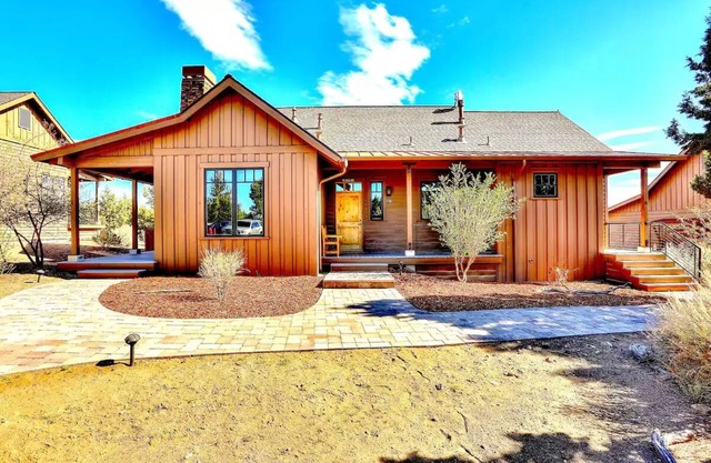 Cabin at Brasada Ranch Resort/ 2 Master BD/2.5Ba w/golf course Views & Hot Tub