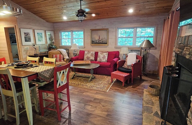 Cabina Bascom / Lujo en cada detalle! ¡Nueva central HVAC y King Master Suite!