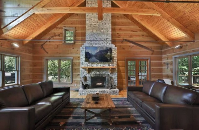 Cabin+Bunkhouse Sleeps 25 near Lex/Lou Like New Spacious Modern Rustic Retreat