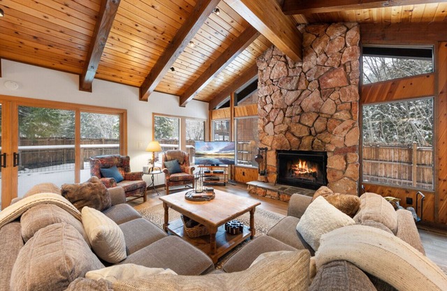 Cabin for 8 HotTub Walk to Private Beach for HOA