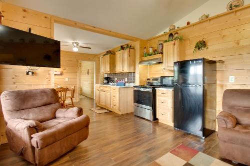 Cabin Getaway in Mountain View with Porch and Grill
