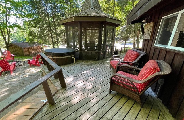 Cabin in Muskoka for Two with a Private Hot Tub and Close to the Lake