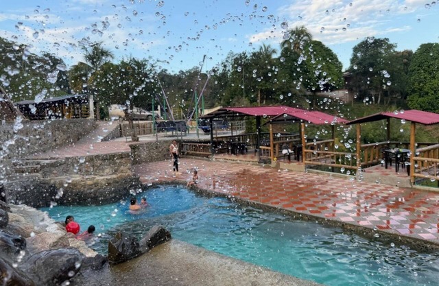 Cabaña en Norcasia Jacuzzi, piscina agua manantial y opción atracciones extremas