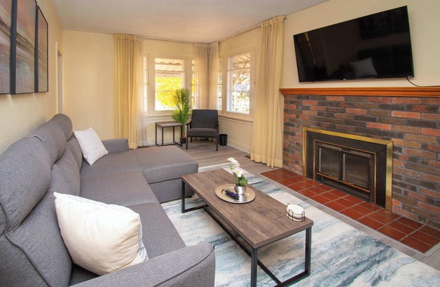 Cabin in Orillia - Nearby Trails, Skiing, and More