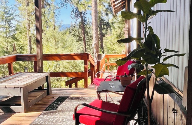 "Peaceful Mobile Home with Mountain Backdrop"
