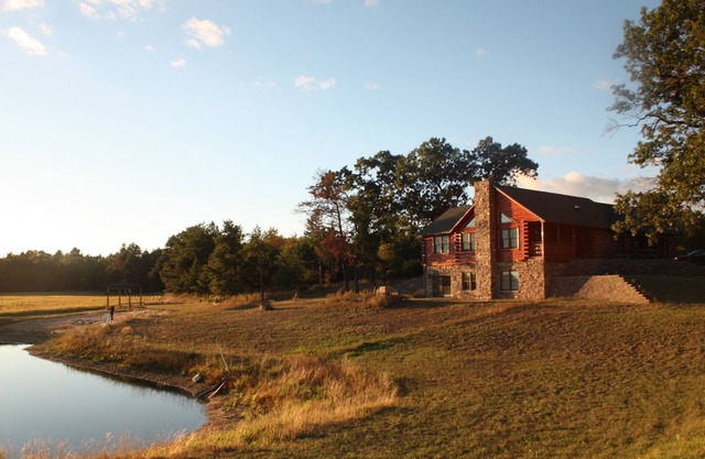 Cabaña en medio de 72 acres ~ estanque de natación privado ~ agradable todo el año