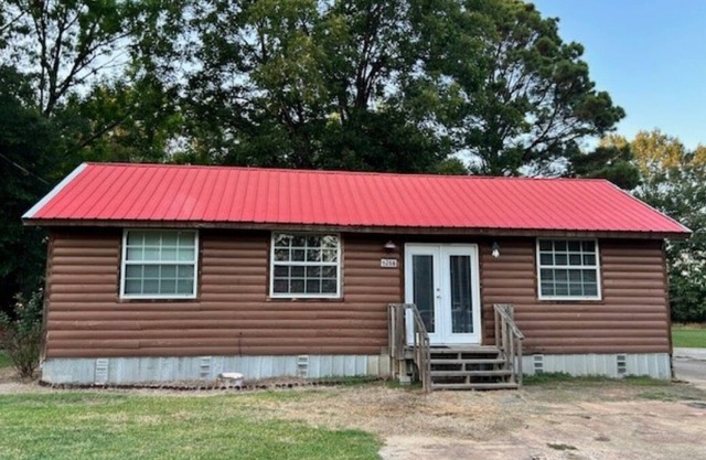 Cabin in the middle of town, near the amenities,but hidden on a dead end street.